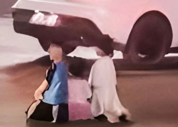 “아내가 연락 안 받아서”…도로에 아이들 무릎 꿇려