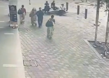 길 가던 여성, 갑자기 땅꺼져 추락…생사불명(영상)