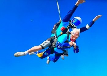 2차대전 참전 102세 할머니 스카이다이빙, 최고령 기록