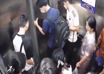 공포의 엘리베이터 … 타고 있는데 ‘출발'(영상)