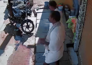 휘발유를 물로 착각…불 붙은 성냥 ‘휙'(영상)