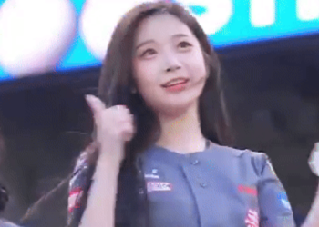 화장 고치다 ‘삐끼삐끼’…외신도 반한 기아 치어리더(영상)