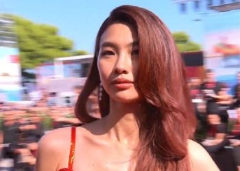 정호연, 베니스 레드카펫 밟았다…케이트 블란쳇과 어깨