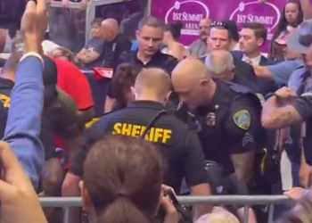 자전거 남성 트럼프 유세장 돌진…테이저건 제압