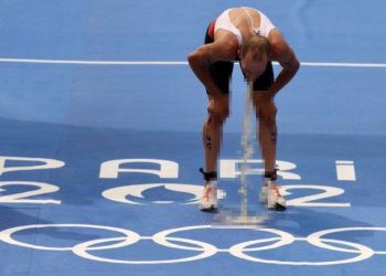 센강서 나오자마자 ‘우웩’…10차례 구토장면 생중계