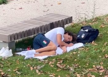 오죽했으면…수영 금메달리스트, 공원서 노숙 목격