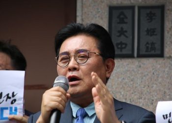 친문 “이재명이 김경수 복권 요청? … 소가 웃을 거짓말, 막사니즘 본질”