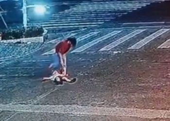 도로에서 떼쓰는 아들 두고간 엄마…누워있던 아이 결국