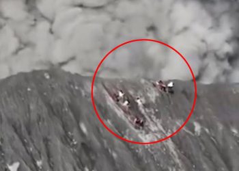 화산재 뿜어내는데도…분화구서 목숨 건 관광(영상)