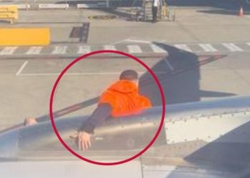 착륙하자마자 비상구 문 열고 날개로 나가…무모한 남성 결국