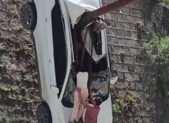 예술 작품인가?…철제기둥에 꽂힌 자동차