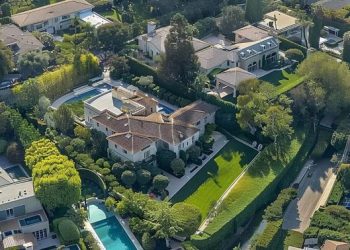 “제2의 고향 LA, 해리스의 든든한 뒷배”…WSJ