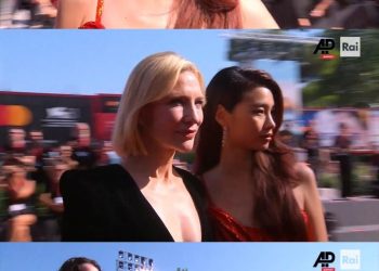 정호연, 베니스 레드카펫 밟았다…케이트 블란쳇과 어깨