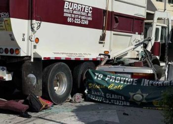 산타클라리타서 대형 쓰레기 트럭에 깔린 승용차 운전자..