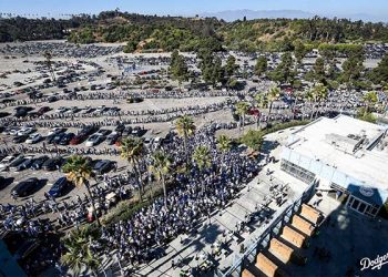 [화제] 다저스구장 끝없이 이어진 장사진, 새벽부터 12시간 대기 … 이유가?