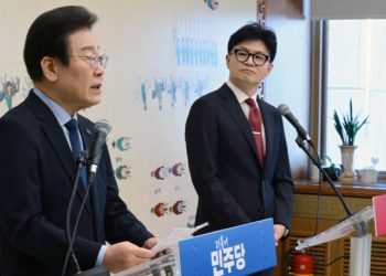 여야 대표 11년만의 공식 회담…이재명 “최근 계엄 이야기가 자꾸 나온다”