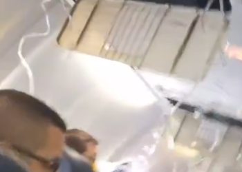 기내 산소마크스 단체로 ‘퉁’…승객들 혼비백산(영상)