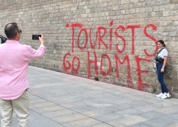 관광객 몸살 앓는 스페인…올해만 5000만명 몰렸다