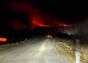 캘리포니아 전역 적색경보… 베어 산불 한달째 불길 못잡아, 폭염-강풍에 더 강해져
