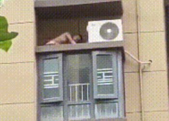 알몸으로 아파트 외벽에 숨은 불륜남의 최후(영상)