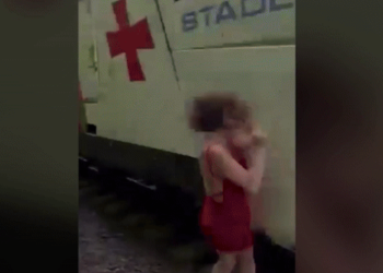 “기차 달려오는데”… 사진 찍으려다 기차에 머리(영상)