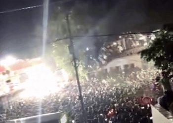 얼마나 몰렸길래…수백명 지붕 올라가자 건물 무너져(영상)