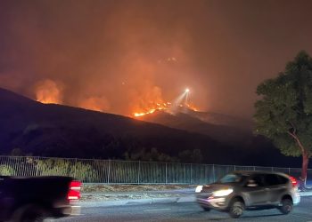 폭염 속 초대형 산불 급속확산, 3만 6천여 가구 위협 …주정부 비상사태선포,  LA연기주의보
