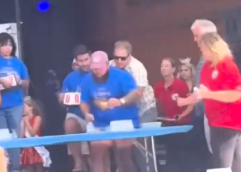 먹기대회서 질식할뻔 참가자 구조한 관객, 뉴햄프셔 지사였다(영상)