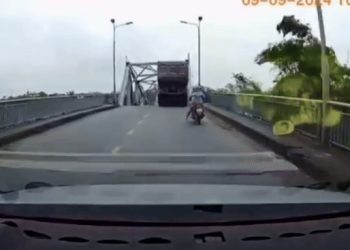 눈 앞에서 다리 ‘와르르’  .. 슈퍼태풍 위력(영상)