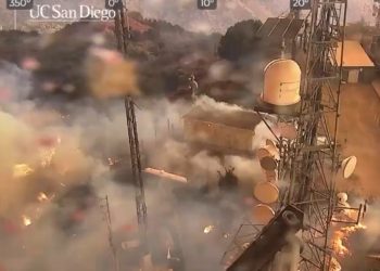 남가주 곳곳 동시 다발 산불, 거대한 검은연기 뒤덮여