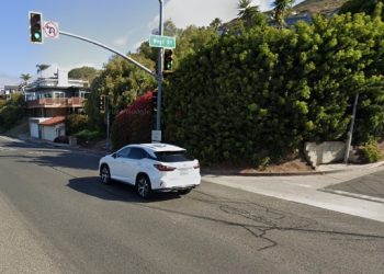 퍼시픽코스트Hwy 달리던 차량, 픽업트럭에 폭탄투척