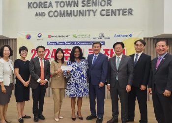 시니어센터 추석큰잔치 성황…허트 시의원, 10만달러 전달