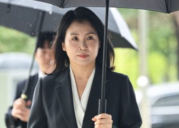 ‘법인카드 유용’ 김혜경 결심 왜 자꾸 연기되나