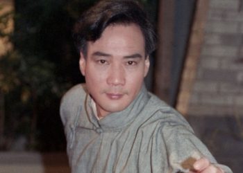 유명 배우 장례 도중 슬픔 빠진 부인 심장마비