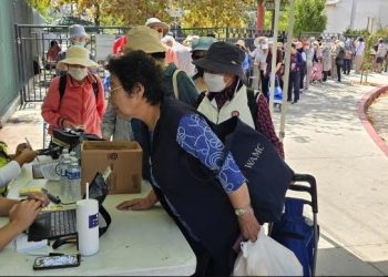 시니어 센터 푸드뱅크 행사에 한인들 100여명 몰려