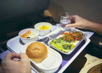 기내에서 ‘이것’ 먹지 마세요 … 델타항공 조종사 폭로