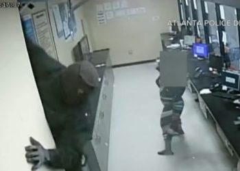 현실판 미션임파서블…천장 뚫고 내려온 도둑들 15만달러 싹쓸이