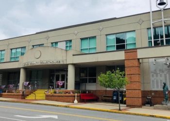 현직 셰리프, 법원서 판사 총격살해  … 법원 긴급폐쇄