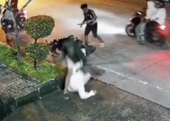 “오토바이 줄께” 강도 만난 남성 몸으로 ‘여친’ 방어 화제(영상)