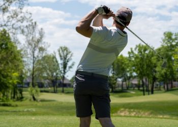 PGA 골프선수, 경기 중 티샷에 공 맞아 실명 위기