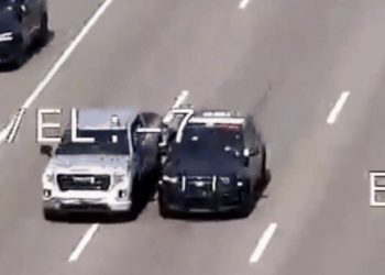 기적적인 운전자 구조 … 달리는 차 창문으로 넘어가(영상)