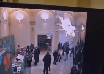 거장의 작품 손으로 밀어 순식간에 ‘와장창’ 박살(영상)