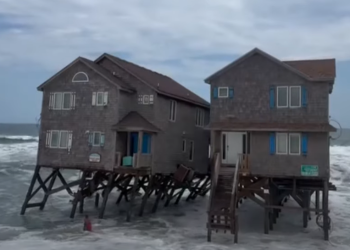 로단테 해변서 주택 10채 붕괴 바닷속으로(영상)