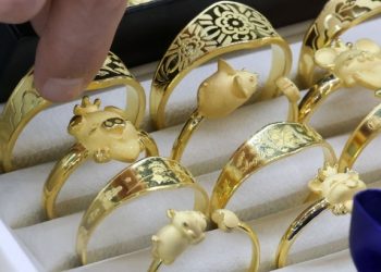 금값 연일 고공행진, 2700달러 육박…올들어 30% 급등