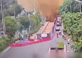 ‘마른하늘에 똥벼락’…하수관 폭발로 배설물 치솟아