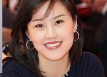 미모의 뉴욕주지사 여비서, 중국요원 혐의 기소