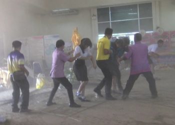 비둘기 배설물 무게 못견딘 천장 ‘와르르’