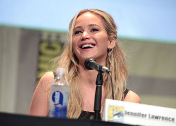 제니퍼 로렌스, “천박한 남자들 만든 법에 여자들 죽어가”