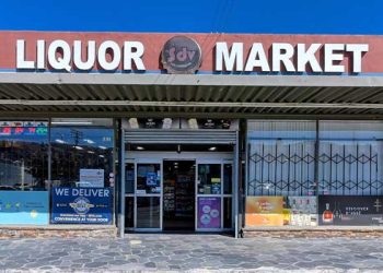 문 닫힌 리커스토어로 트럭 돌진, 값비싼 주류 싹쓸이