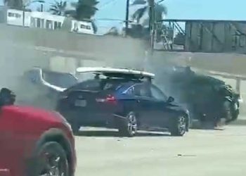 샌디에고 프리웨이서 곡예운전 …차량충돌, 전복(영상)